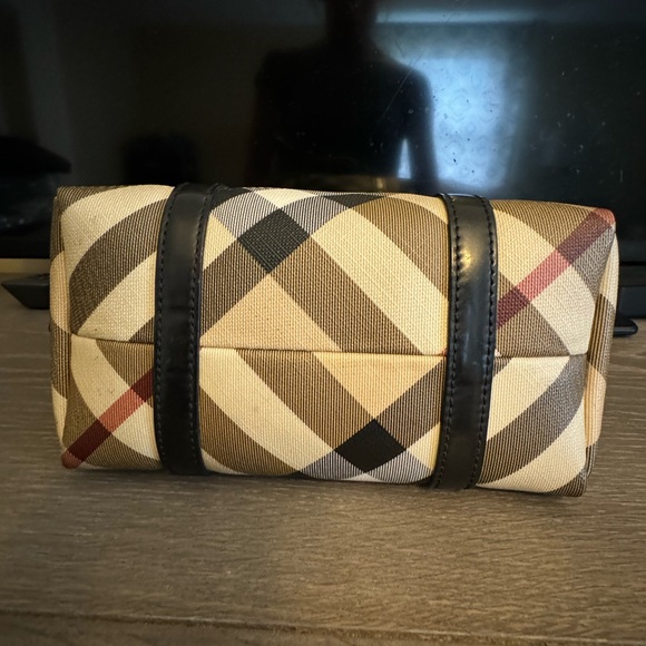 Authentic Burberry bag in great condition! - Picture 8 of 16